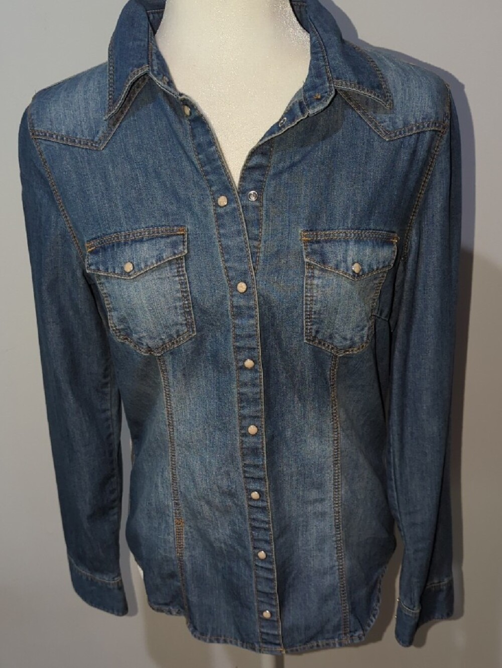 H&M Light Blue Denim Top - Picture 2 of 9